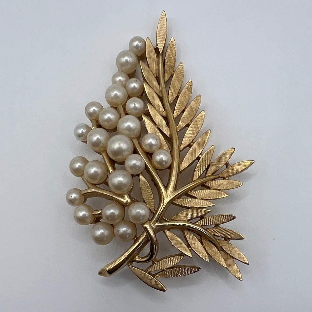 Vintage Trifari Crown Mark Gold Tone Faux Pearl Fern Leaf Spray Brooch Pin